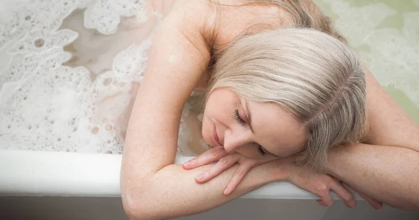 Egy Gyönyörű Szőke Hajú Mosolygós Lány Fürdőszobában Egy Kép Tisztaságról — Stock Fotó