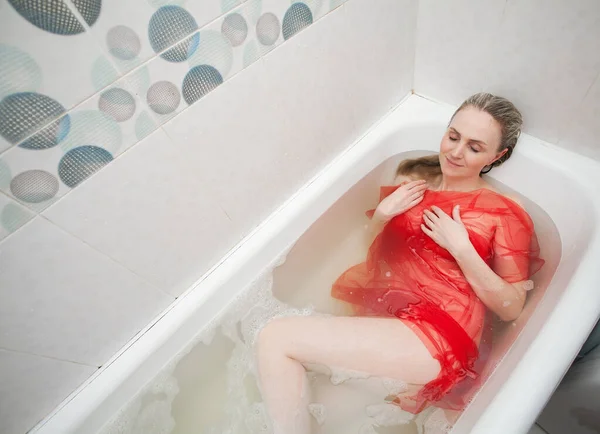Uma Menina Sorridente Atraente Está Deitada Água Banho Coberta Com — Fotografia de Stock