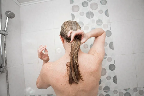 Nce Bir Kadın Banyoda Duruyor Uzun Sarı Saçlarını Duşta Yıkıyor — Stok fotoğraf