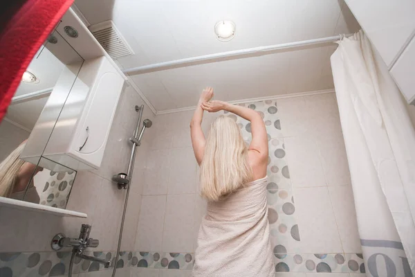 Sarı Saçlı Beyaz Havlusu Olan Olumlu Bir Kadın Banyoda Duruyor — Stok fotoğraf