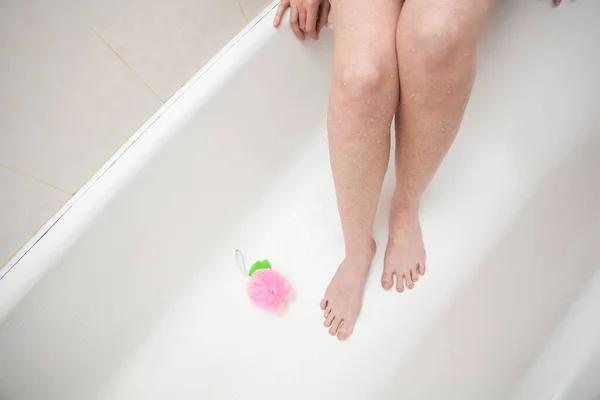 Gambar Kaki Perempuan Basah Ramping Kamar Mandi Ada Washcloth Dekat — Stok Foto