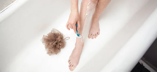Afeitarse Piernas Delgadas Hembra Con Una Navaja Afeitar Baño Hay — Foto de Stock