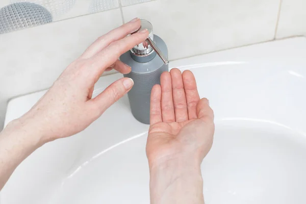 Lavar Mãos Com Sabão Líquido Uma Garrafa Sob Torneira Banheiro — Fotografia de Stock