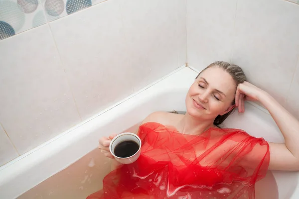Una Chica Sonriente Atractiva Está Acostada Agua Baño Cubierta Con — Foto de Stock