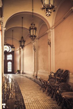 Kemerleri ve kolye lambaları olan eski bir şatonun koridoru. Yaratıcı tasarımınız veya seyahat ve mimari hakkındaki çizimleriniz için resim. Lvov Ukrayna.