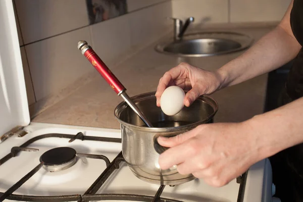 Een Meisje Kookt Een Metalen Pan Een Wit Gasfornuis Keuken — Stockfoto