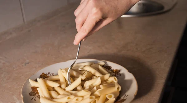 Warme Pasta Een Bord Een Hand Met Een Vork Keuken — Stockfoto
