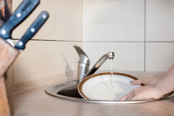 Una Ragazza Sta Lavando Piatti Cucina Trama Riguarda Lavori Domestici — Foto Stock