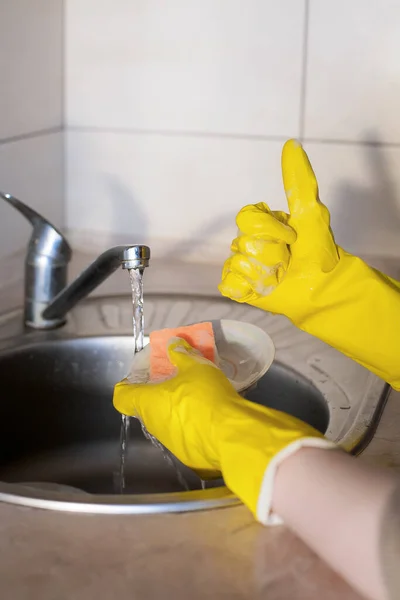 Hand Yellow Rubber Gloves Holds Glass Plate Sponge Background Sink — Stock Photo, Image