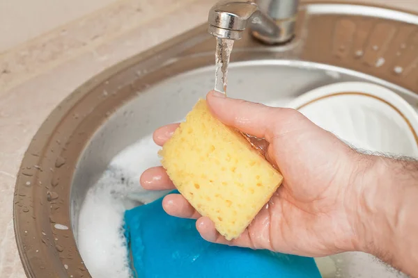 Mytí Nádobí Mužská Ruka Drží Oranžovou Houbu Modrým Hadrem Umývání — Stock fotografie