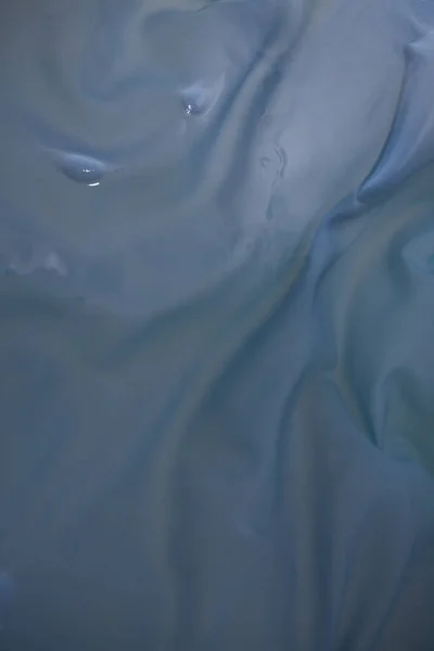 Kreatywny Obraz Mokrej Jasnoniebieskiej Pomarszczonej Tkaniny Wodzie Pięknymi Akcentami Dla — Zdjęcie stockowe