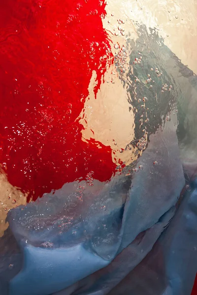 Креативне Зображення Вологого Червоного Синього Матеріалу Хвилями Вашого Стильного Дизайну — стокове фото