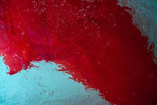 Креативне Зображення Вологого Червоного Матеріалу Блакитній Воді Хвилями Вашого Стильного — стокове фото