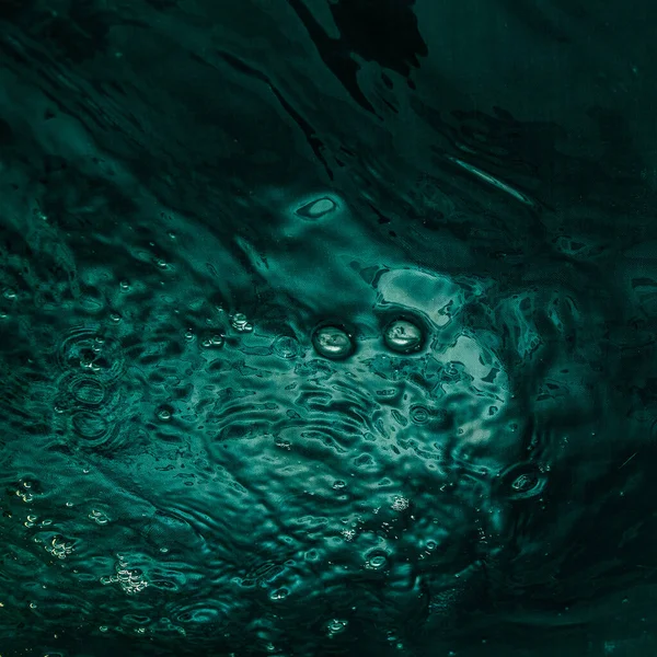 Темно Зелена Тканина Складками Лежить Під Водою Хвилями Бризками Зображення — стокове фото