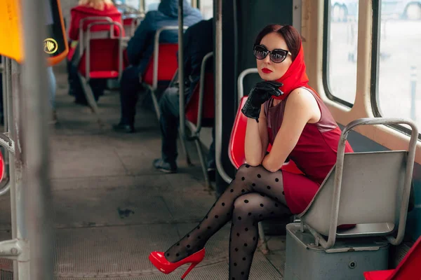 Stylowa Kobieta Okularach Przeciwsłonecznych Czerwonej Sukience Czarnych Skórzanych Rękawiczkach Rajstopach — Zdjęcie stockowe