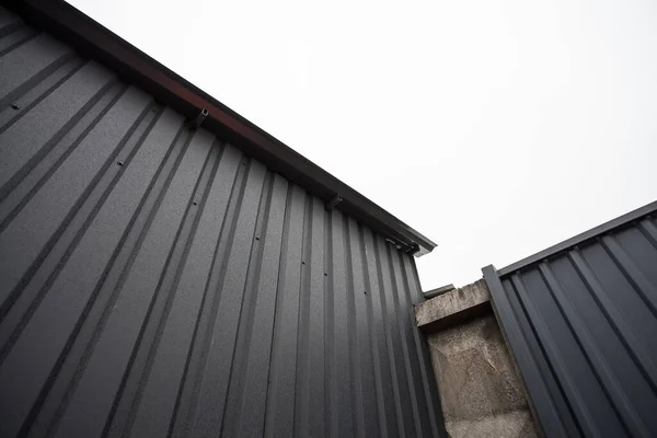 Beton Gri Bir Duvarın Bir Binanın Demir Kıvrımlı Çatısının Geometrik — Stok fotoğraf