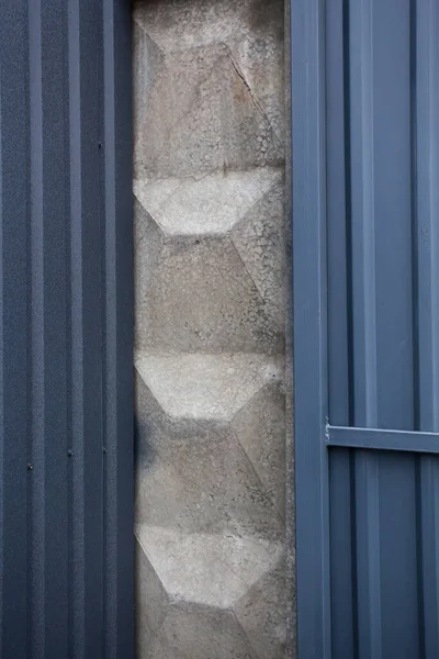Beton Gri Bir Duvarın Bir Binanın Demir Kıvrımlı Çatısının Geometrik — Stok fotoğraf
