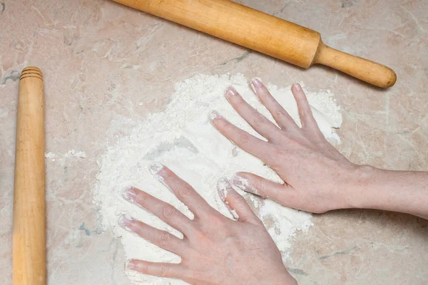 Woman Prepares Food Flour Table Kitchen Wooden Utensils Making Dough — Stock Photo, Image