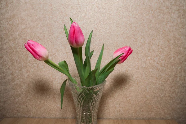 Pink Beautiful Tulips Stands Glass Vase Table Background Textured Wallpaper — Stock Photo, Image