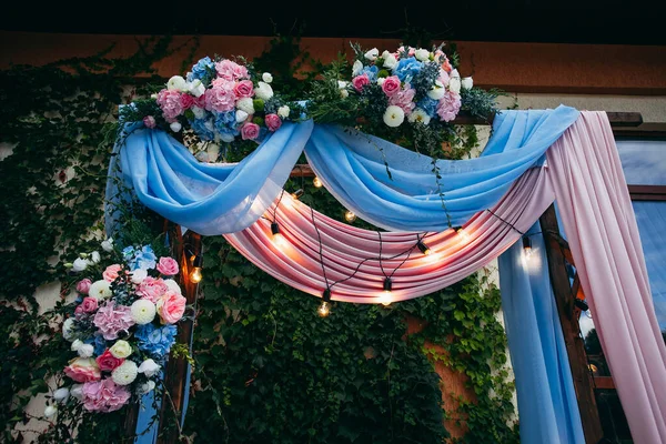 Pembe ve mavi renkli düğün kemeri ve taze çiçekler. Tasarımınız veya çizimleriniz için yaratıcı resim.