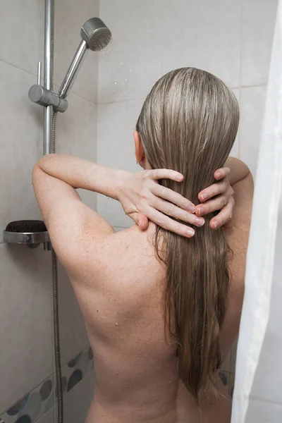 Uma Mulher Esbelta Fica Banheiro Lava Seu Longo Cabelo Loiro — Fotografia de Stock