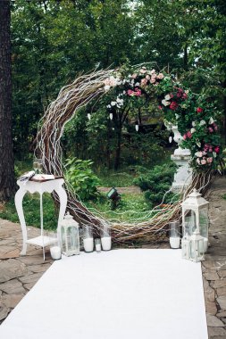 Boho tarzı yeni evliler için zarif, yuvarlak bir düğün kemeri. Tasarımınız veya çizimleriniz için yaratıcı resim.