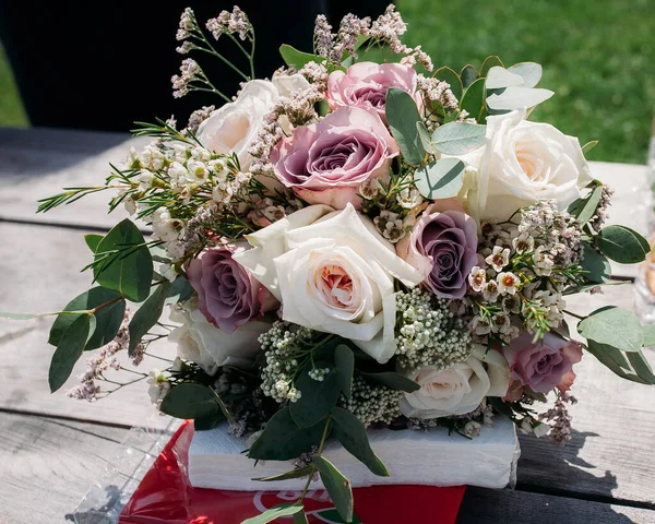 Stijlvol Bruiloft Boeket Van Witte Roze Bloemen Creatief Beeld Voor — Stockfoto