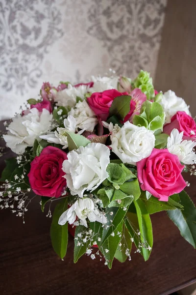 Een Groot Feestelijk Boeket Van Mooie Frisse Witte Rode Bloemen — Stockfoto