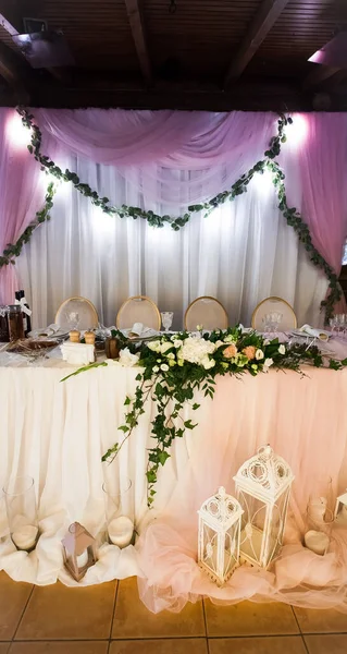 Een Prachtig Gedekte Huwelijkstafel Aan Een Banket Met Lantaarns Kaarsen — Stockfoto