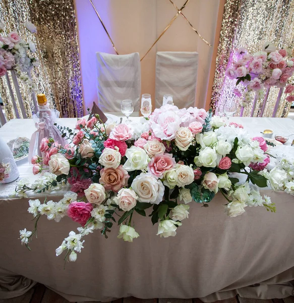 Bruiloft Feestelijke Tafel Met Verse Bloemen Voor Pasgetrouwden Creatief Beeld — Stockfoto