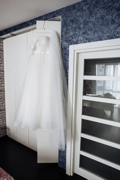 Lång Stilren Bröllopsklänning Hänger Garderoben Brudens Rum Morgonen Kreativ Bild — Stockfoto