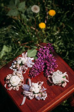 Bahçedeki bir taburede yeni evliler için güzel bir çiçek ve dekorasyon düzenlemesi. Yaratıcı tasarımınız veya çizimleriniz için resim.
