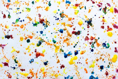 Sanatçının stüdyosundaki beyaz bir kağıt üzerinde farklı renklerdeki resimlerin soyut desenleri. Yaratıcı tasarımın veya çizimlerin için güzel bir arkaplan.