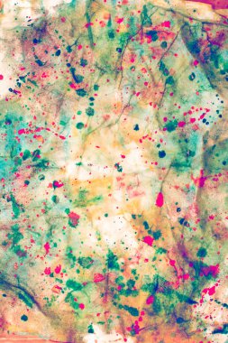 Buruşuk ıslak kağıt üzerinde farklı renklerde suluboya boyalarla soyut arkaplanı. Yaratıcı çalışman veya tasarımın için alışılmadık şekiller çiziyorsun.