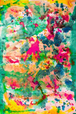 Sanatçının stüdyosunda, beyaz bir kağıt üzerine farklı renklerin soyut çizimi. Tasarımınız için yaratıcı arkaplan veya resimlere ilave.