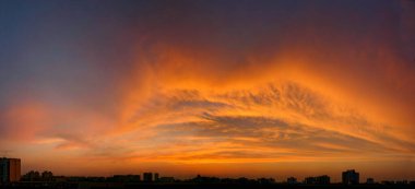 Günbatımının geniş manzarası, gökyüzü yanıyor. Öpücük dudakları buluttan şekillenir. Dumanın orijinal hali. Pankart için harika bir fikir. İlhamın geleceği