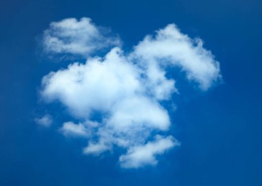 Tek bulutlu doğa mavisi gökyüzü. Kompozisyon ve tasarımın için saf arkaplan. Güzel yumuşak form..