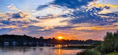 Batan güneşten sonraki korkunç kasırga uçuşu. Muhteşem, büyüleyici bir resim. Alacakaranlık, Günbatımı, Gökyüzü Bulutları Akşam Renkli Turuncu, Sarı, Pembe Güneş Işığı Alacakaranlık Gökyüzünde dramatik fırtına bulutları, Manzara ufku Yaz Arkaplanı