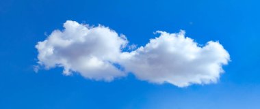 Pamuk yumağı. Yalnız bir bulut mavi gökyüzünde özgürce hareket eder. Atmosferik bir cephenin nazik hareketi. Görkemli bir girdap gösterisi. Dansın sakin bir geçidi.