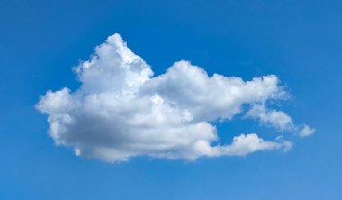 Temiz bir bulut çiftler halinde döner. Hava tahmininde bir parça pamuk yağmuru var. Yaklaşan bir fırtına buharlarını davetkar bir şekilde karıştırır. Uzun kümülüs bulutları. Parlak tepeler.