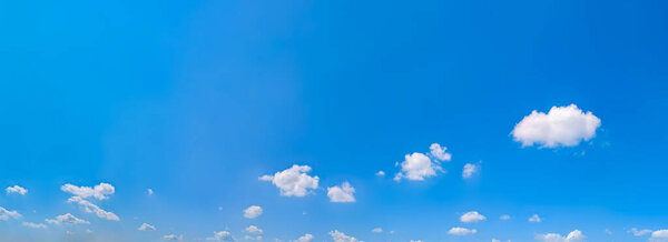 Вентилятор перистых облаков разворачивается на голубом небе. Панорамный вид на широкоугольный пейзаж. Всеобъемлющее впечатление бесконечных возможностей, свободы и полета.