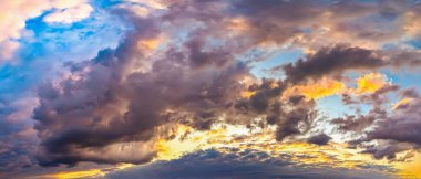 Pastel menekşe rengi şeftali rengi gün batımı. Pembe ve mavi renkli gökyüzünde mor kabarık bulutlar, hoş manzaralar, yumuşak renkli, vanilya bukleli manzaralar, parlak renklerde güzel cennet..