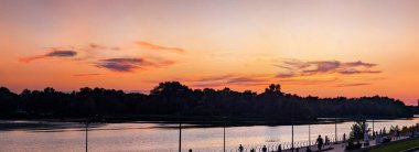 Muhteşem gün batımı ve yumuşak pembe bulutlar. Dokulu gökyüzünün görüntü şablonu. Muhteşem bir duvar kâğıdı. Parlak destansı gökyüzü. Dramatik akşam ışığı, ateşli turuncu menekşe gün batımı. Dünya gezegeninin güzelliği.