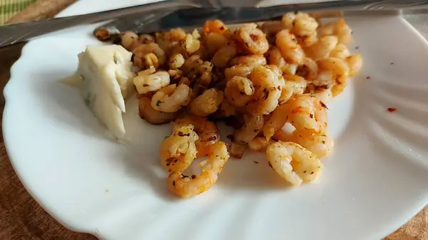 접시에 파란색 치즈를 곁들인 지중해 샐러드 해산물 식탁에 사진을 없앤다 — 스톡 사진