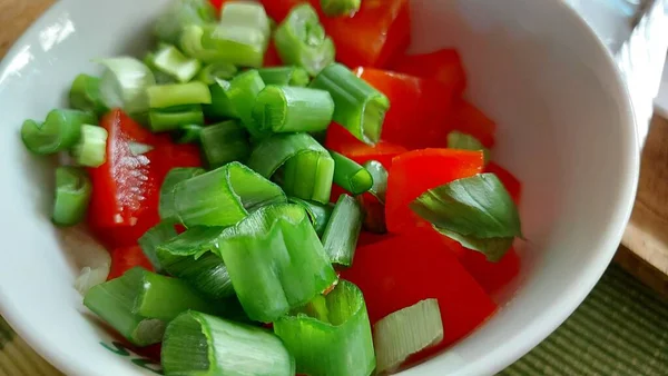 Medelhavsmat Hälsosamma Livsmedel Smakliga Bett Serverade Rätter Underbara Färger Grönsakssallad — Stockfoto