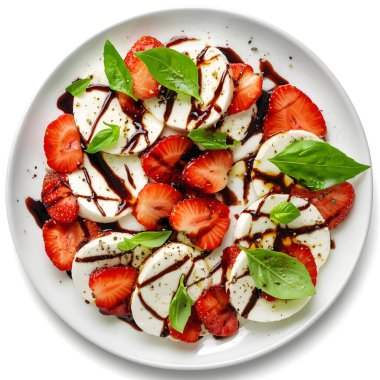 Çilekli Caprese, İtalyan aksanıyla gastronomik tazelik. Klasik caprese salatası, mozzarella dilimleri sulu çilekler, taze fesleğen yaprakları ve balzamik kremayla süslenmiştir..