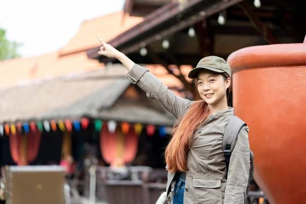 Jovem Mulher Asiática Viajante Com Chapéu Mochila Apontando Dedo Atrações — Fotografia de Stock