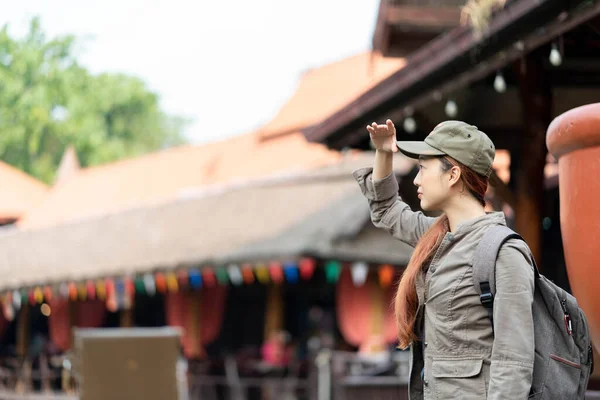 Jovem Mulher Asiática Viajante Com Chapéu Mochila Olhando Sorrir Ayutthaya — Fotografia de Stock