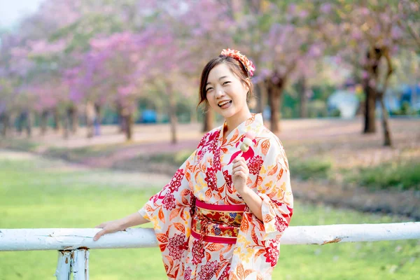 Geleneksel Kimono Elbiseli Mutlu Genç Kadın Bahar Festivalinde Briçte Dango — Stok fotoğraf
