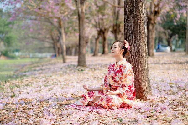 Молода Леді Традиційному Одязі Кімоно Практикує Медитацію Вишневому Квітучому Дереві — стокове фото
